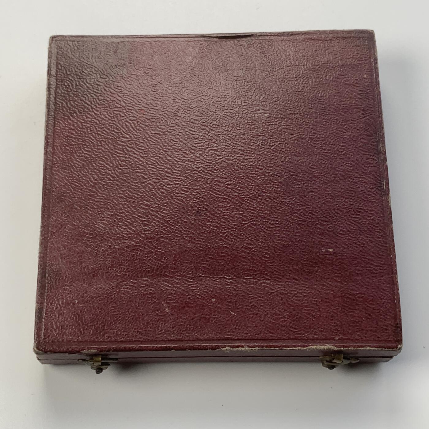 掌中浮雕-藏着的欧洲第056场 1882年法国政治家莱昂·甘必大（Léon Gambetta）逝世纪念镀金铜章，68mm，大师罗蒂作品