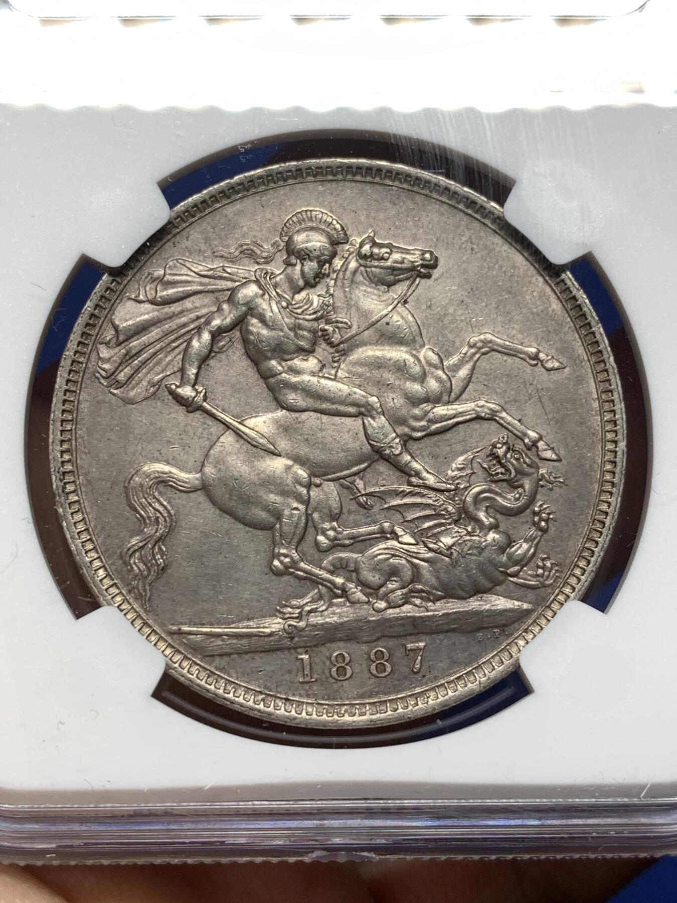 《竞宝斋》第474场 周日，周一 2场连拍 （全场包邮）欢迎送拍 NGC AU 英国 1887年 维多利亚高冠马剑克朗大银币