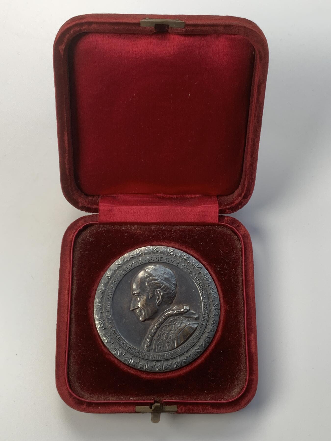 掌中浮雕-藏着的欧洲第056场 1902年教皇利奥十三世银章，A.cappuccio雕刻，52.5mm，74.1g，原盒