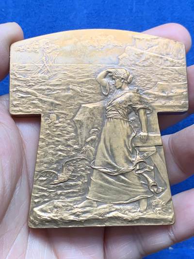 《竞宝斋》第474场 周日，周一 2场连拍 （全场包邮）欢迎送拍 - 法国著名雕塑家与奖章艺术家（乔治.亨利.普吕多姆）创作的异形大铜章，题名：《Veuves des Marine 海员的遗孀》又名《寡妇》，法国克利夫兰艺术博物馆有同款馆藏，有背景作品讲解。书刊记载。稀有品种，首见品。值得珍藏。直径：75.8mm*68.8mm，重：201.9克，1980丰饶角铜标。表面有上漆工艺