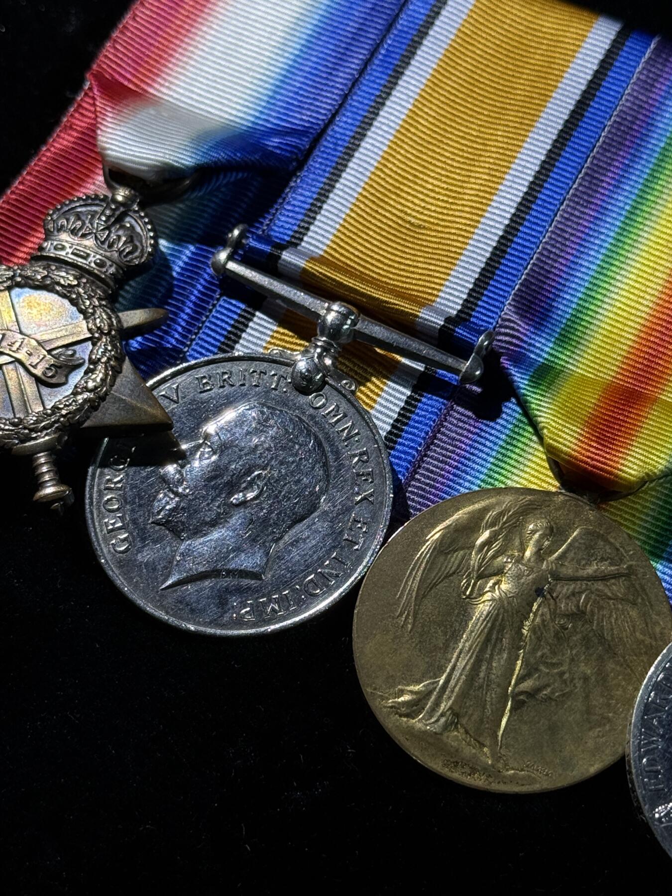 戎马世界章牌大赏，第112期 英国海军长期服役与一战奖章联排，带得主档案资料