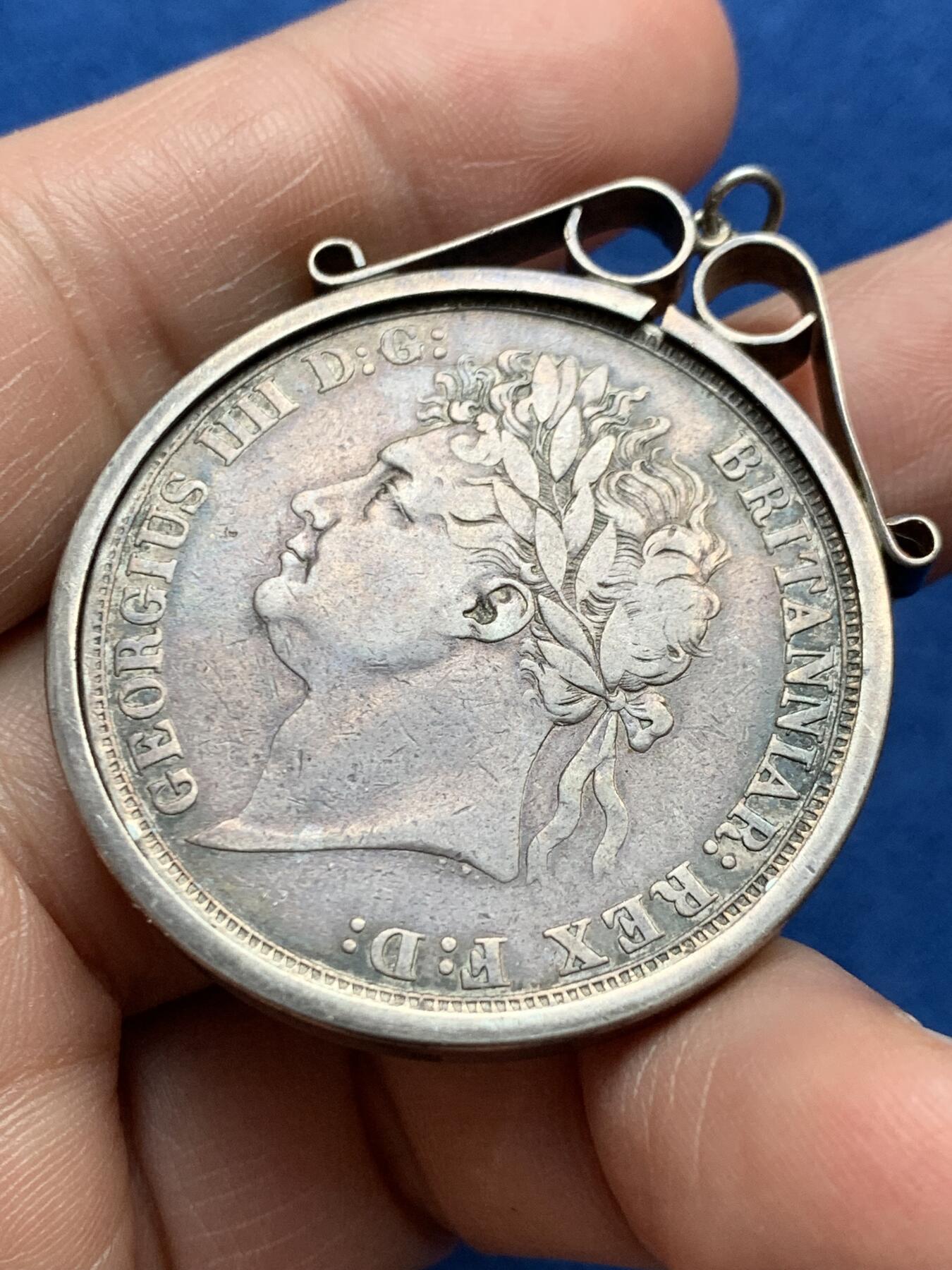 《竞宝斋》第474场 周日，周一 2场连拍 （全场包邮）欢迎送拍 1821年英国乔四马剑大克朗 改首饰一件，XF品枪灰色包浆，大热门品种，32.2克