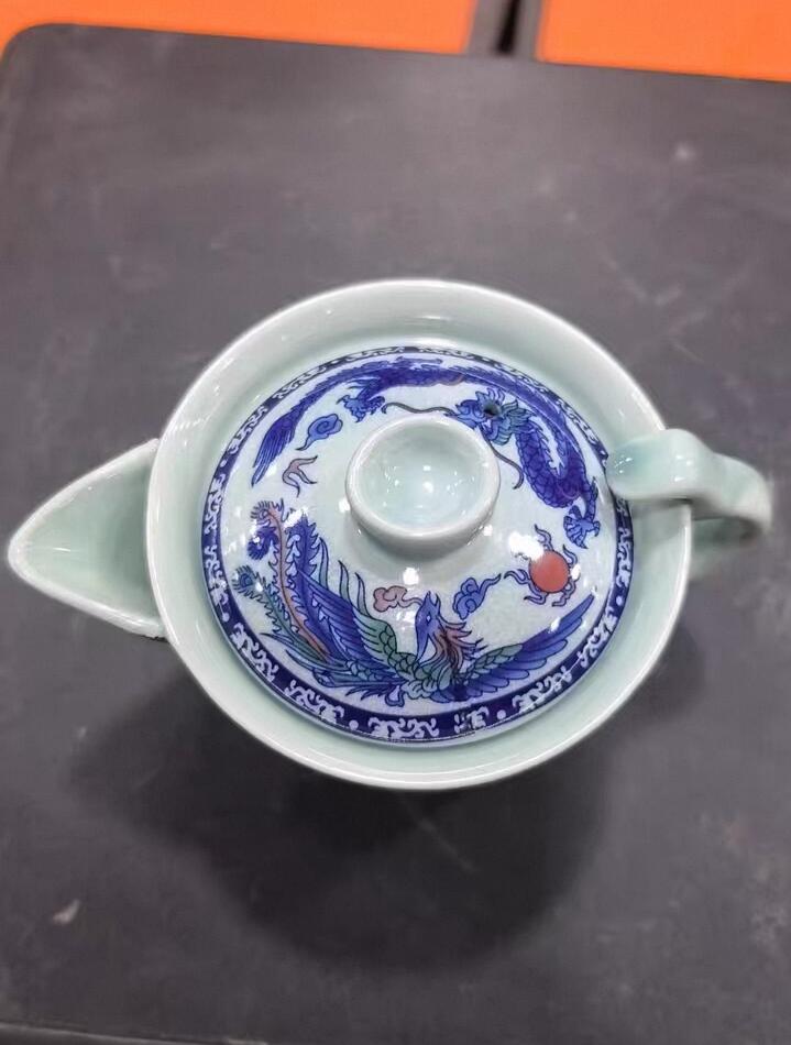 景德镇青花釉里红龙凤戏珠盖碗，全新未用，手工绘制，龙凤图案，寓意吉祥如意。陶瓷材质，釉面光亮，画工细腻，出水顺畅，适合功夫茶泡饮或收藏。  盖碗高约8厘米，口径约8厘米，容量约150ml