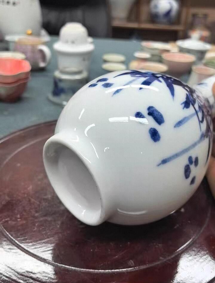 景德镇青花竹报平安花瓶，玉壶春造型，白瓷胎青花发色纯正，竹叶纹饰清新雅致。瓶身绘制竹叶纹饰，釉面莹润。无瑕疵，适合插花或家居摆件。 高约27厘米，口径5厘米，腹径11厘米