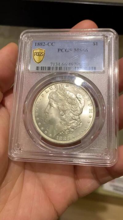 《竞宝斋》第474场 周日，周一 2场连拍 （全场包邮）欢迎送拍 PCGS MS66 美国 1882 CC 摩根银币 稀有卡森厂 麦稀奇所见最高分 转光犀利 打制极美 银霜感十足 不可错过的极佳收藏品 一枚毕业