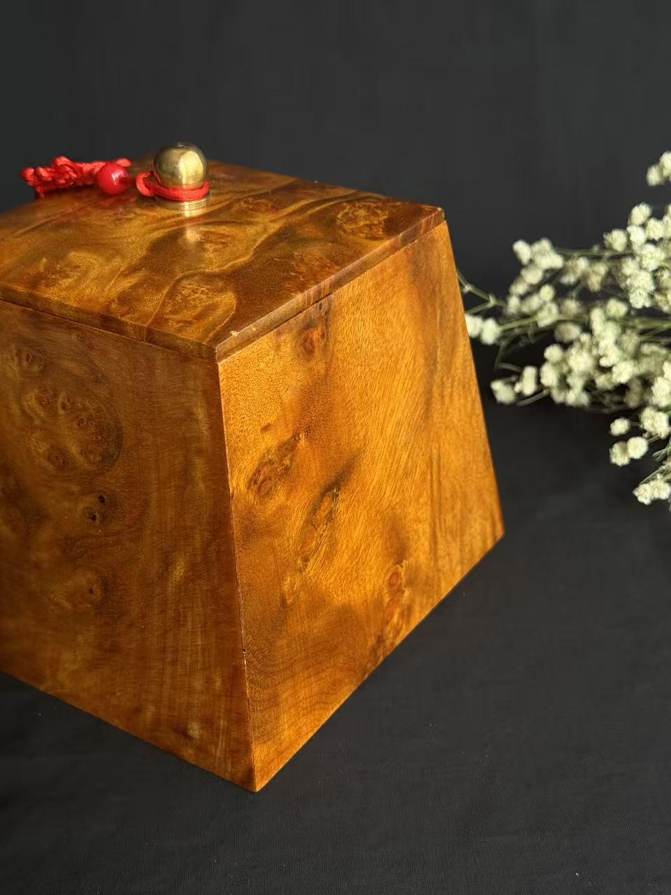 零元拍：缅甸国木黄金樟瘿子木木斗（日进斗米），做工精美。爆满花满瘤花，金光闪闪，，美轮美奂。尺寸：9.7/12.9/12CM