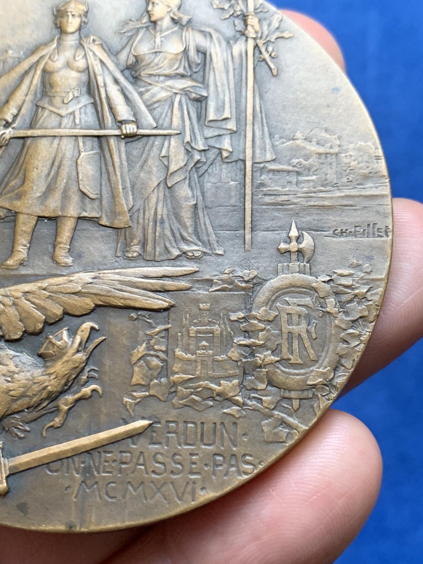 《竞宝斋》第474场 周日，周一 2场连拍 （全场包邮）欢迎送拍 1916年名家CH.Pillet作法国凡尔登战役纪念大铜章 138克 67.4mm 丰饶角铜标