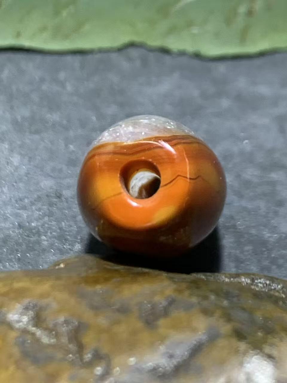 精美冰飘战国红玛瑙随形桶珠一颗