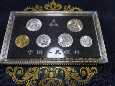 长老汇马年精选第十二场拍卖 - 1996中行人民币硬币6枚套官发全新带外纸