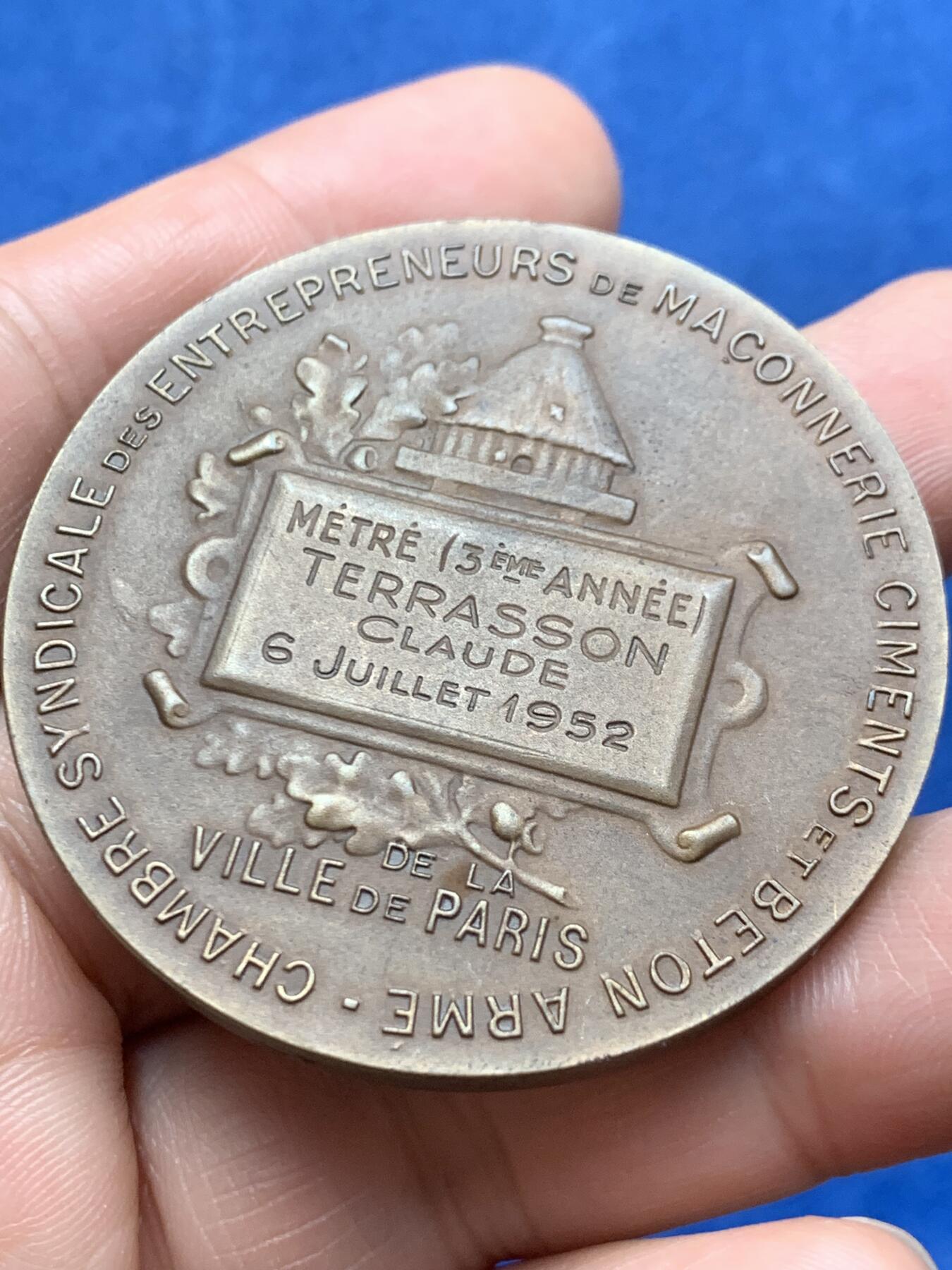 《竞宝斋》第474场 周日，周一 2场连拍 （全场包邮）欢迎送拍 法国巴黎建筑协会铜章 55.6克 49.2mm 三角边铭