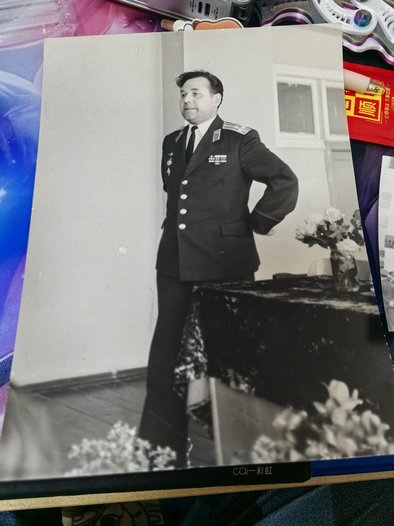 苏联勋章奖章拍卖 本次有亚捏，空军军服，国际运动员等好货 不要错过 3月20日晚上九点结束在麦稀奇 找不到的加我qq或者微信都是184277308备注苏章拍卖。 苏联空军上校军服上衣 大概尺寸175  保存完好 没有破损 领章少一个找不到了其他都很好 右胸有几个佩戴勋章的眼 衣服可以说保存的非常好照片一起给不保证是本人 20✘25大尺寸