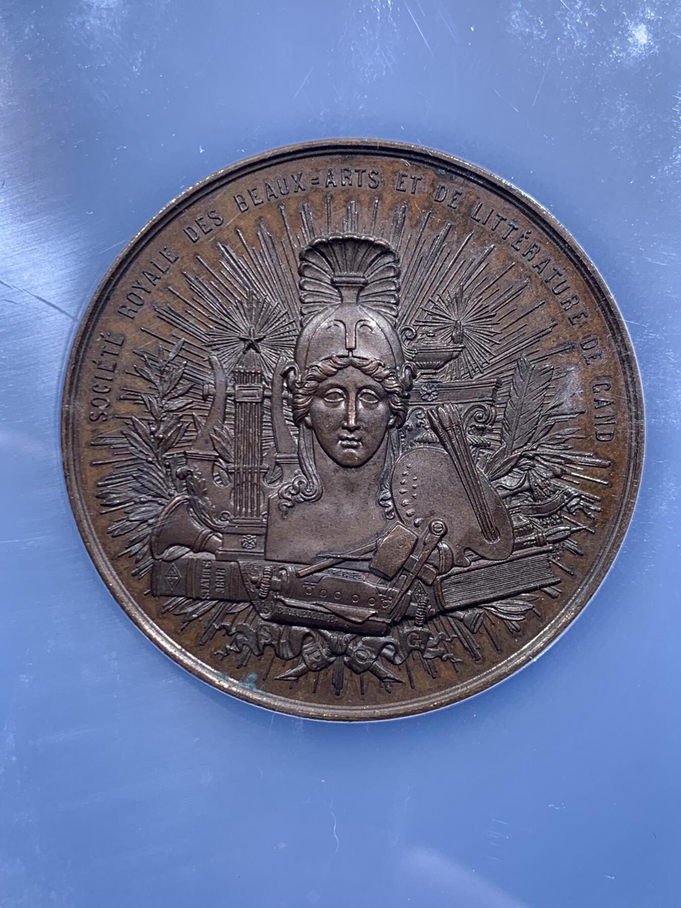 《竞宝斋》第474场 周日，周一 2场连拍 （全场包邮）欢迎送拍 NGC MS64BN 比利时1858皇家美术与文学协会50周年庆典铜章 巧克力色雅典娜与衔尾蛇