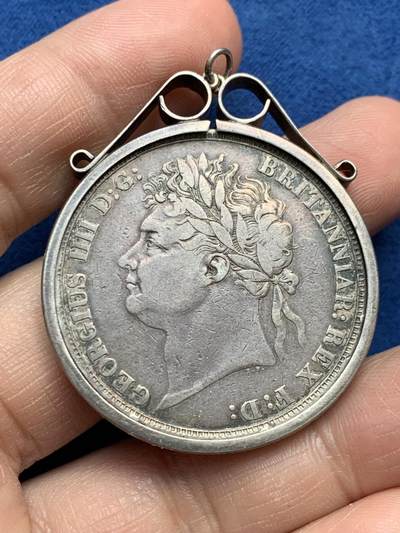 《竞宝斋》第474场 周日，周一 2场连拍 （全场包邮）欢迎送拍 - 1821年英国乔四马剑大克朗 改首饰一件，XF品枪灰色包浆，大热门品种，32.2克