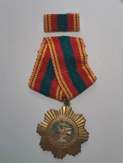 韵星假日军品类拍卖第48期 -- Rimey Holidays Militaria Auction 48 - 柬埔寨人民共和国友谊奖章带原略 奖章比勋章更少见 铜制 颁发给越南和东欧阵营共产国家