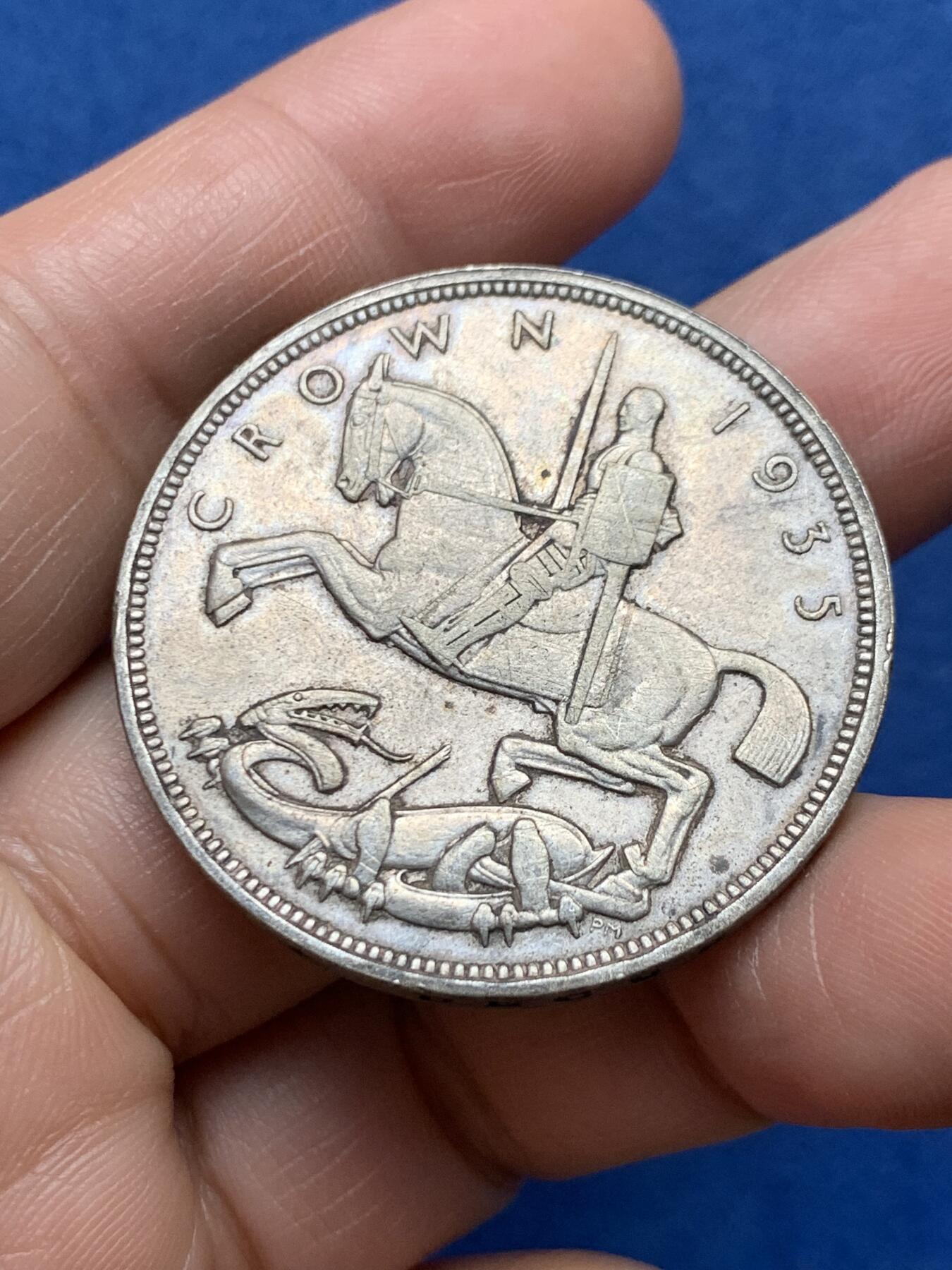 《竞宝斋》第474场 周日，周一 2场连拍 （全场包邮）欢迎送拍 英国1935年乔治五世木马剑一克朗银币 细节见图