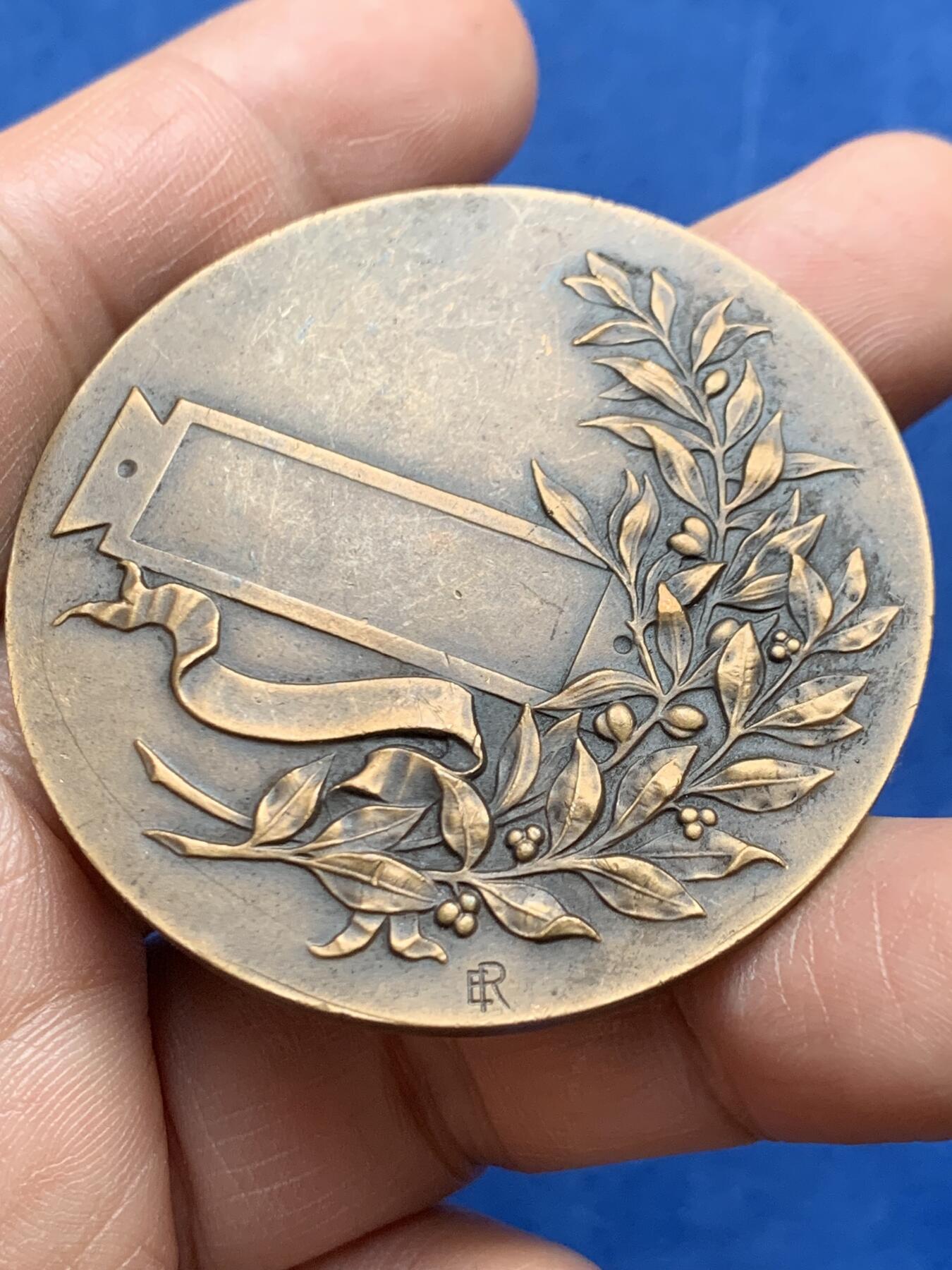 《竞宝斋》第474场 周日，周一 2场连拍 （全场包邮）欢迎送拍 法国鸡冠头盔玛丽安娜女神铜章 49.8克 48.9mm 三角边铭