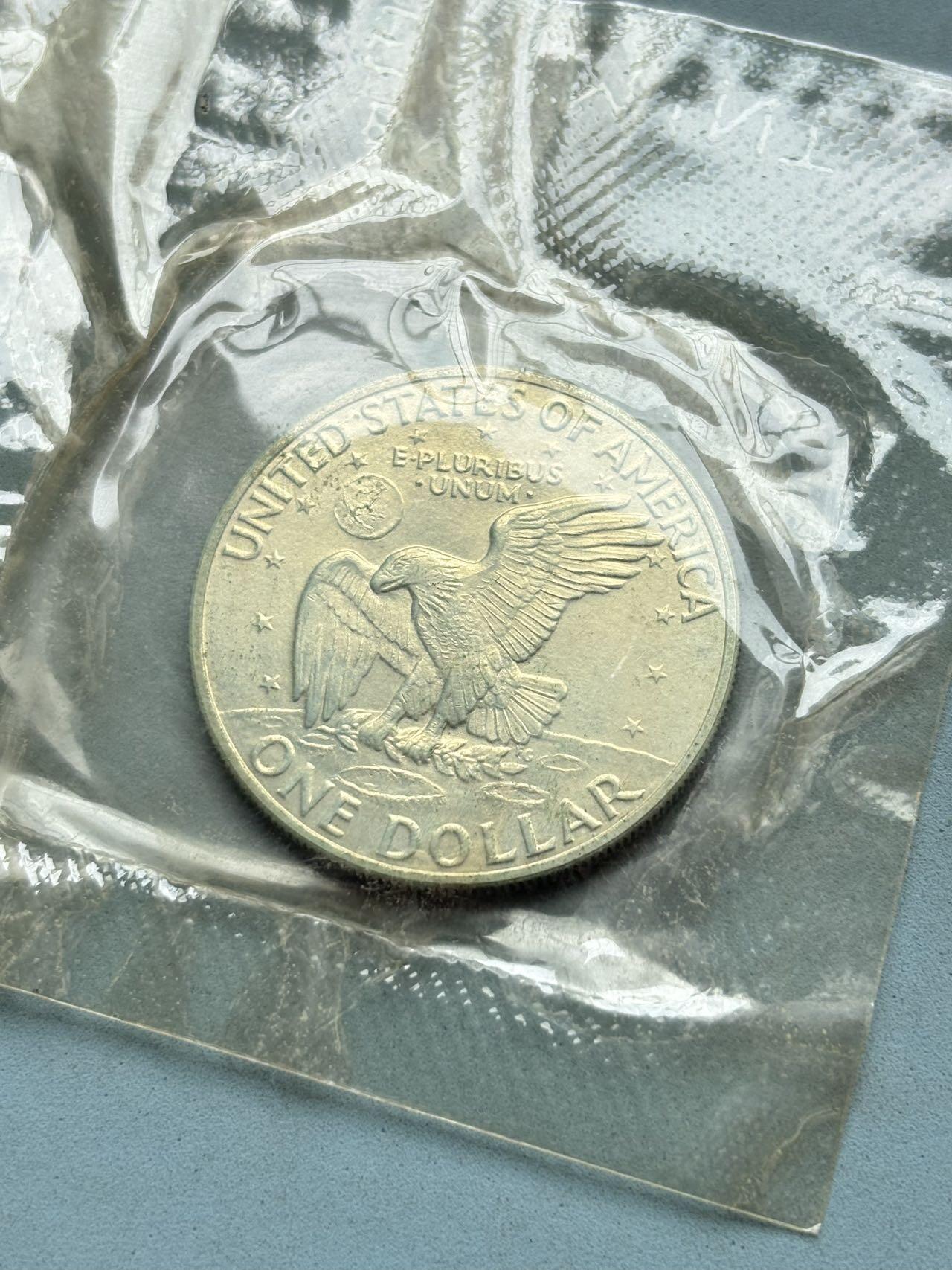 盛世勋华——号角文化勋章邮票专场拍卖第310期 美国1976年建国200周年大一元纪念银币以及一枚蓝色纪念代币， 带原包装，美国铸币局专为收藏家发行的未流通版本，属于“蓝包（Blue Pack）”系列，重24.59克，直径38毫米