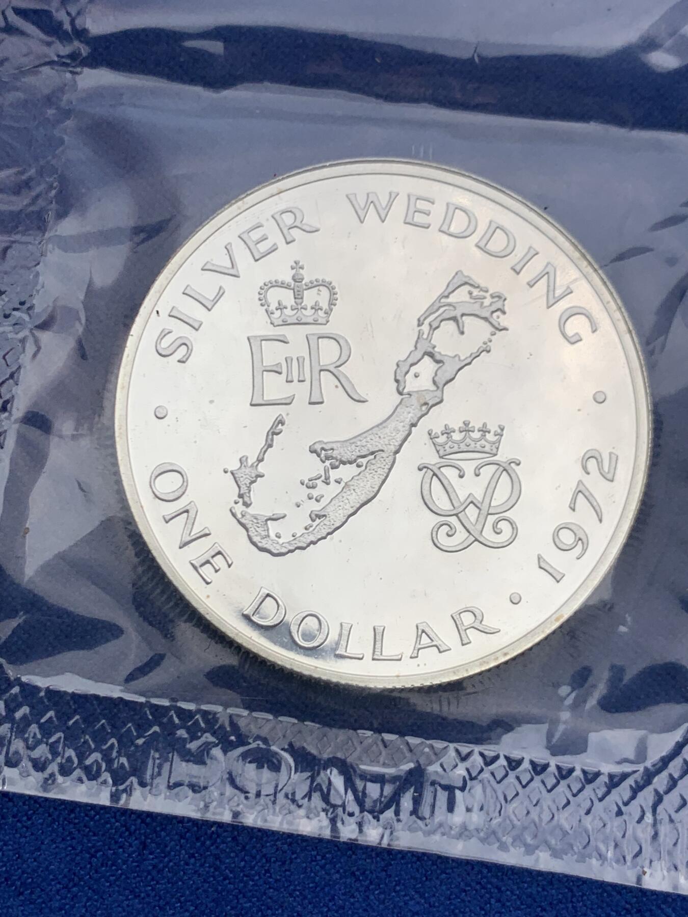 《竞宝斋》第474场 周日，周一 2场连拍 （全场包邮）欢迎送拍 百慕大群岛1972年壹元女王银婚精制克朗型纪念银币 原盒 28克 925银