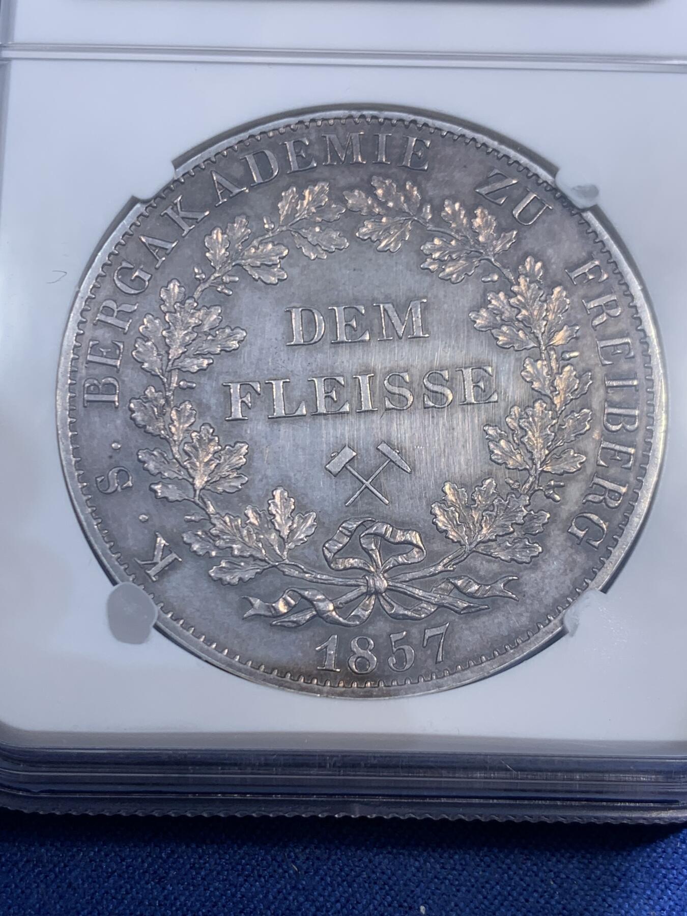 《竞宝斋》第474场 周日，周一 2场连拍 （全场包邮）欢迎送拍 2泰勒之王 NGC UNC 德国 1857年 萨克森王国 约翰一世 2泰勒银币 F版 发行量仅100枚 所有2泰勒里发行量最少的品种 2024年裸币近7万成交 F厂比B版少很多