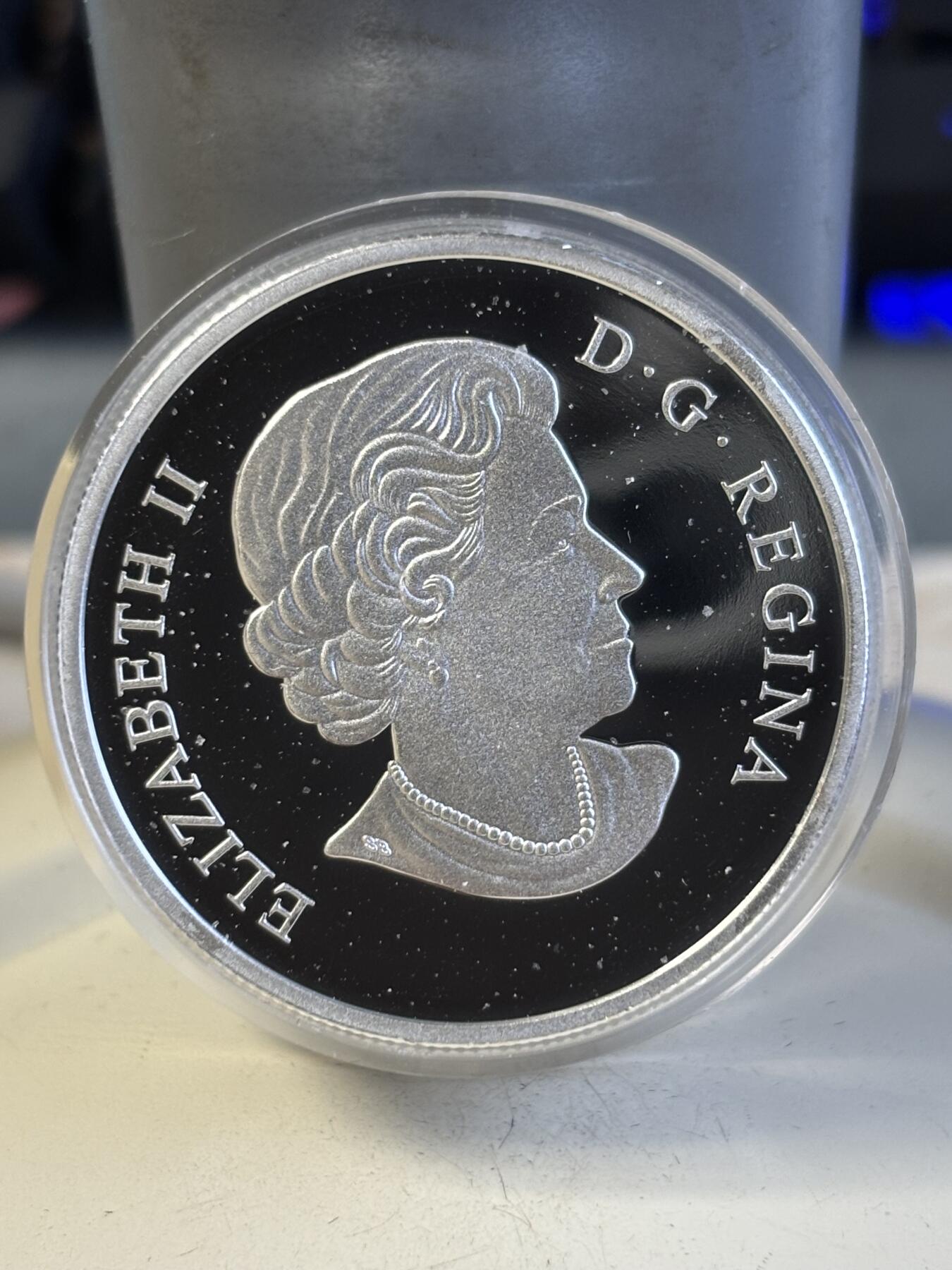 第195期拍卖 获奖加拿大2016年首枚镶嵌3D水滴状地球母亲精制纪念银币，9999银，发行7000枚