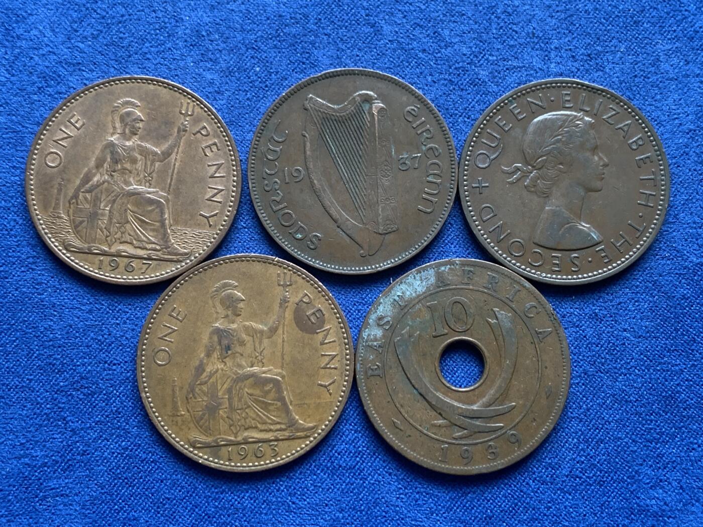 《竞宝斋》第474场 周日，周一 2场连拍 （全场包邮）欢迎送拍 五枚一组 1937-1967年 英国、英属东非早期便士，醇厚巧克力包浆