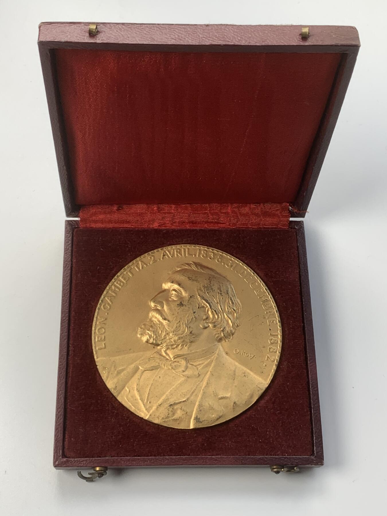 掌中浮雕-藏着的欧洲第056场 1882年法国政治家莱昂·甘必大（Léon Gambetta）逝世纪念镀金铜章，68mm，大师罗蒂作品