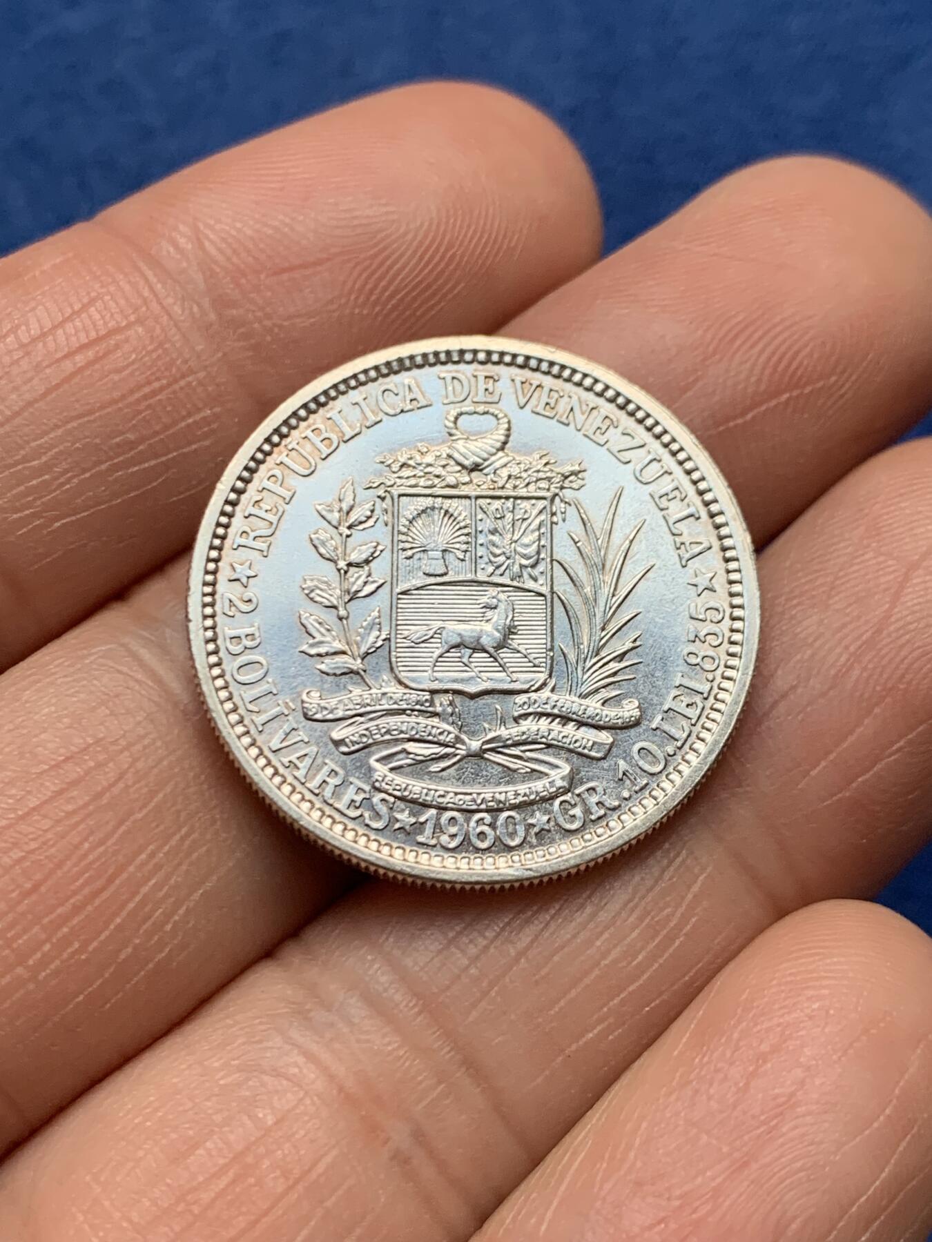 《竞宝斋》第474场 周日，周一 2场连拍 （全场包邮）欢迎送拍 两枚一组 委内瑞拉1960年银币 2玻利瓦尔+1玻利瓦尔 好品 835银 总重15克