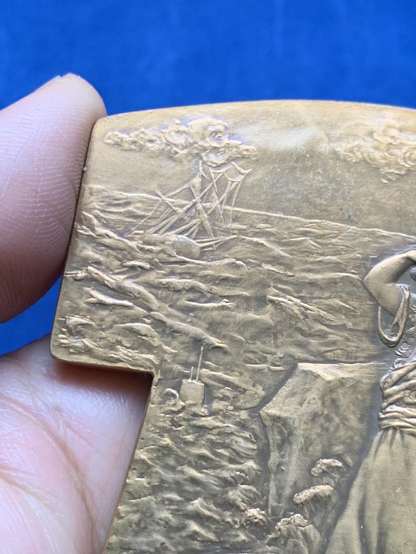 《竞宝斋》第474场 周日，周一 2场连拍 （全场包邮）欢迎送拍 法国著名雕塑家与奖章艺术家（乔治.亨利.普吕多姆）创作的异形大铜章，题名：《Veuves des Marine 海员的遗孀》又名《寡妇》，法国克利夫兰艺术博物馆有同款馆藏，有背景作品讲解。书刊记载。稀有品种，首见品。值得珍藏。直径：75.8mm*68.8mm，重：201.9克，1980丰饶角铜标。表面有上漆工艺