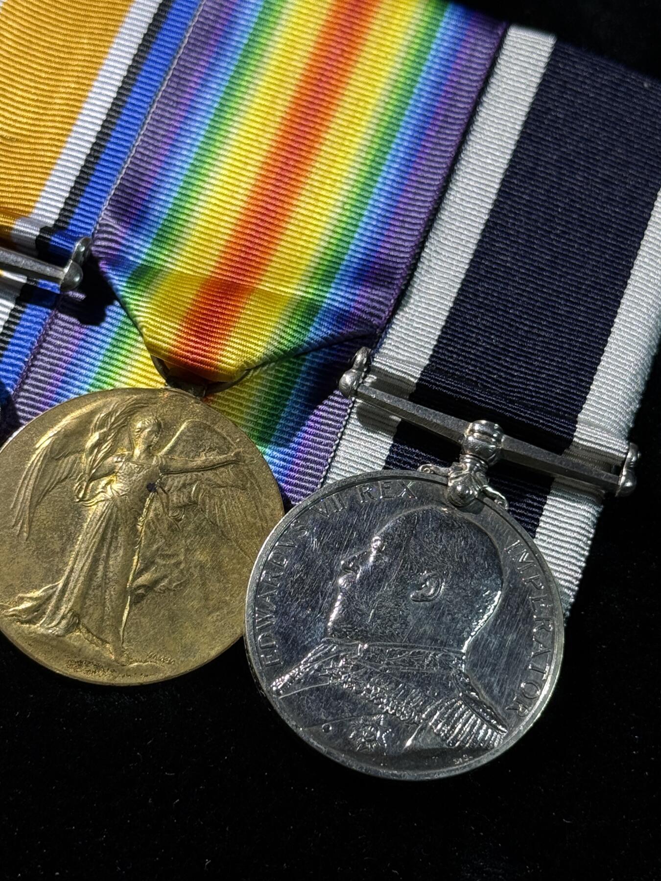 戎马世界章牌大赏，第112期 英国海军长期服役与一战奖章联排，带得主档案资料