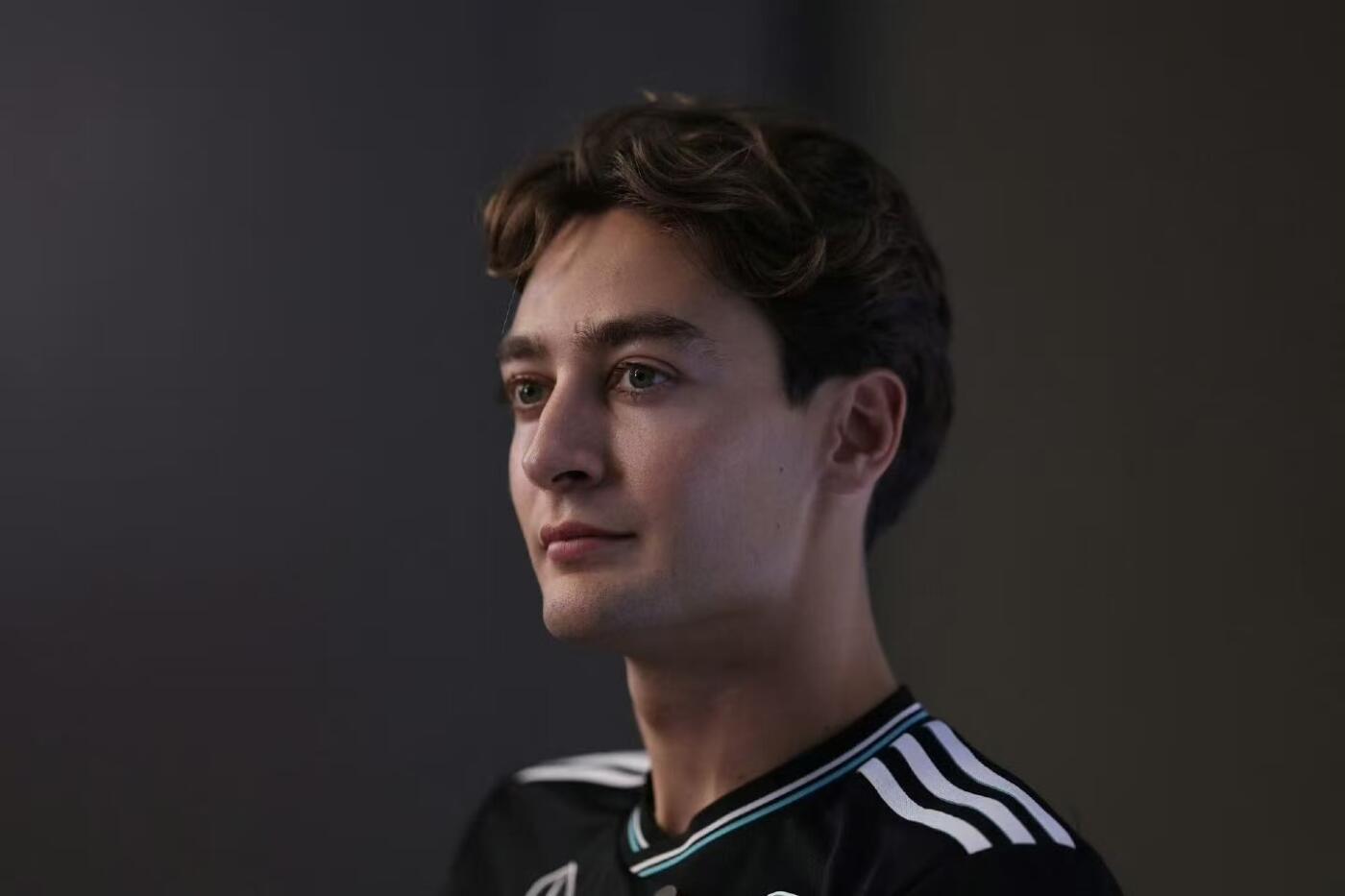 零元拍：银色墨迹配银箭！梅赛德斯奔驰马石油车队首席车手乔治-拉塞尔亲签1:43Mercedes-AMG F1 W13 E Performance巴西站职业生涯分站赛首冠冠军车模型！