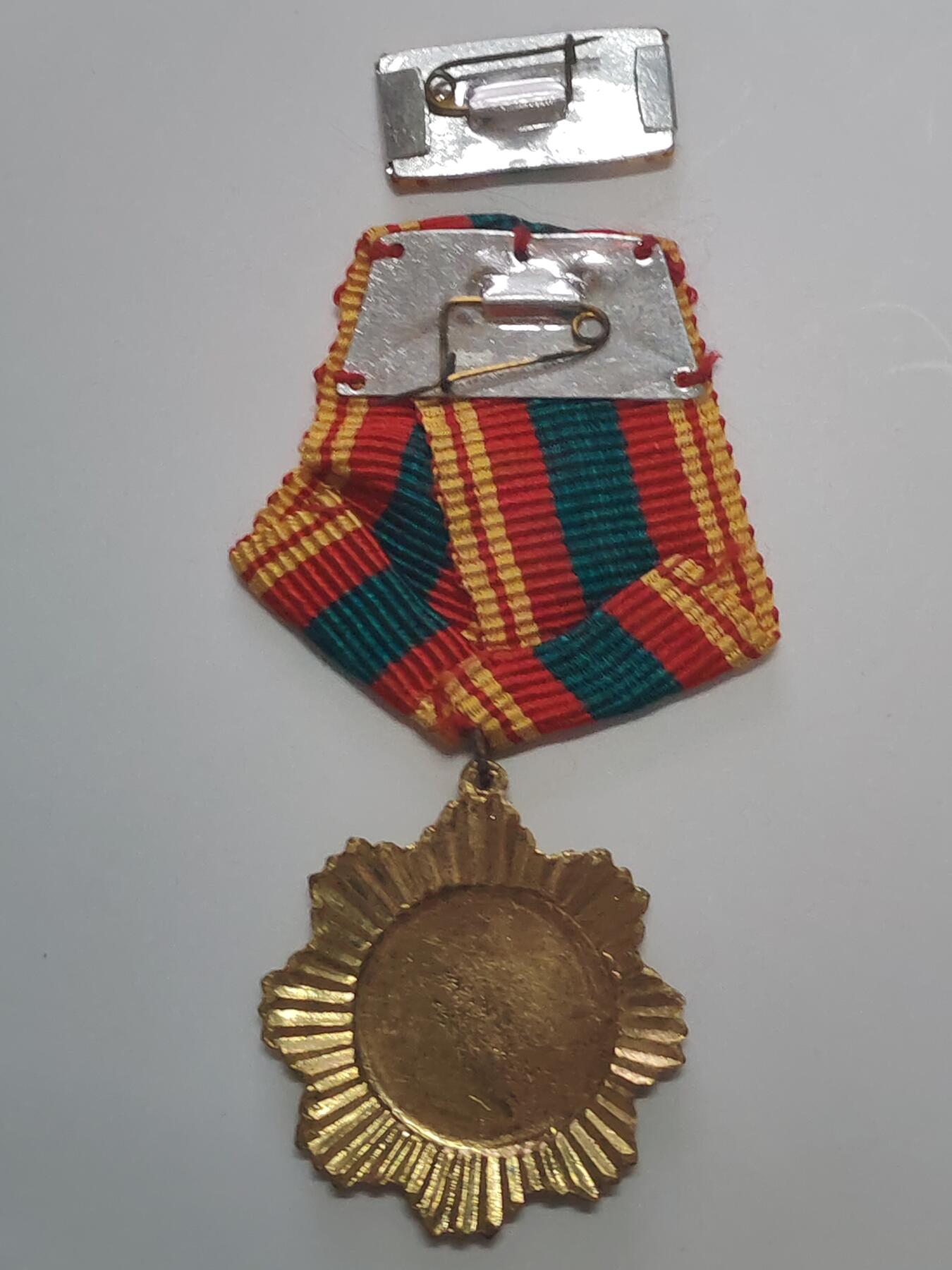 韵星假日军品类拍卖第48期 -- Rimey Holidays Militaria Auction 48 柬埔寨人民共和国友谊奖章带原略 奖章比勋章更少见 铜制 颁发给越南和东欧阵营共产国家