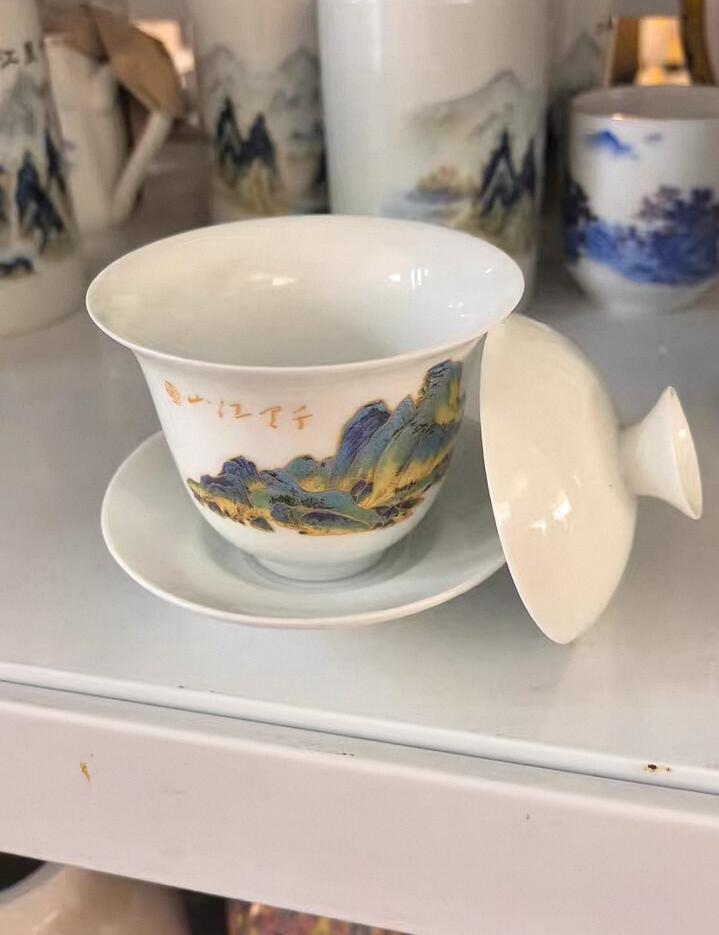 千里江山三才盖碗，胎薄，釉亮！夏天了！喜欢喝茶的可以入手一个，数量不多！容量大概100～150cc