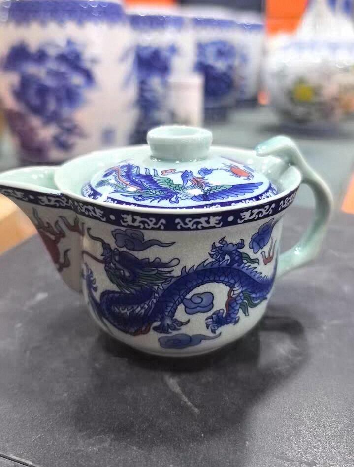 景德镇青花釉里红龙凤戏珠盖碗，全新未用，手工绘制，龙凤图案，寓意吉祥如意。陶瓷材质，釉面光亮，画工细腻，出水顺畅，适合功夫茶泡饮或收藏。  盖碗高约8厘米，口径约8厘米，容量约150ml