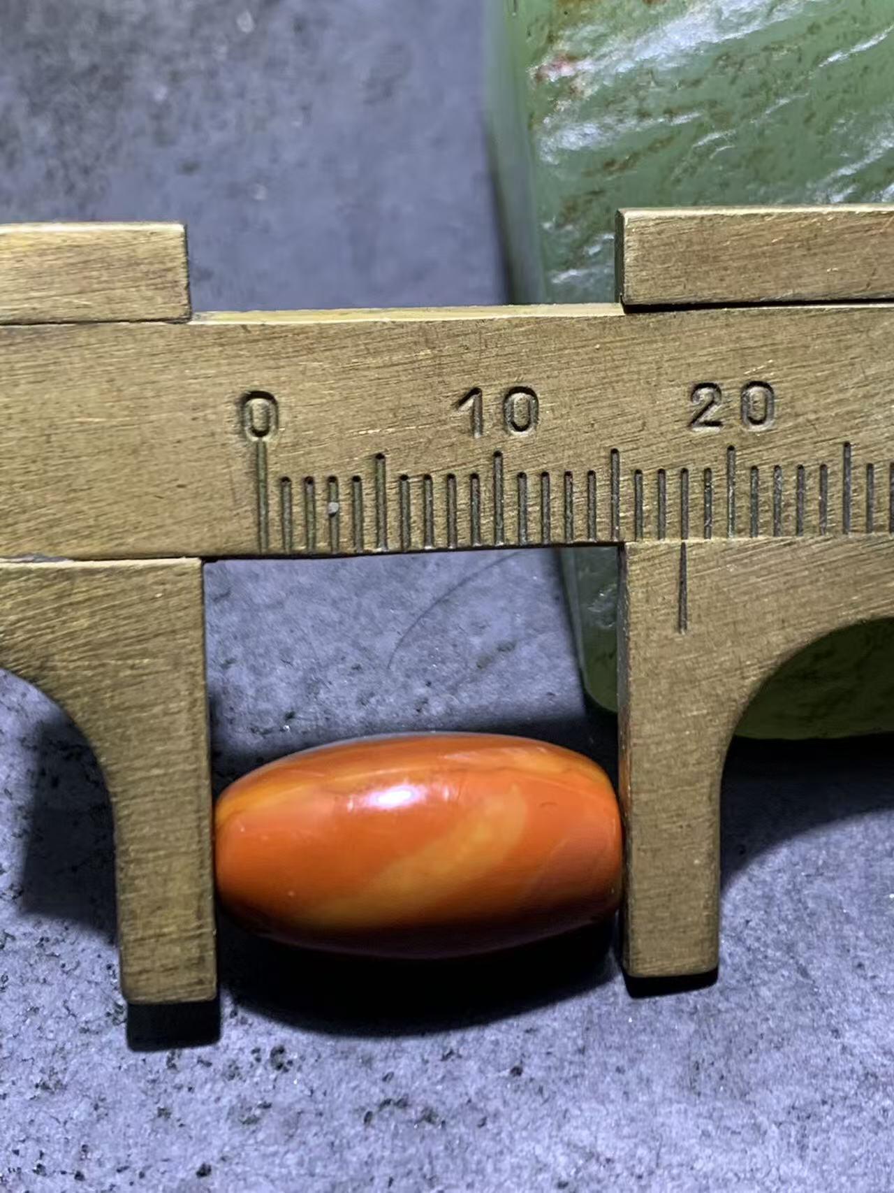 精美冰飘战国红玛瑙随形桶珠一颗