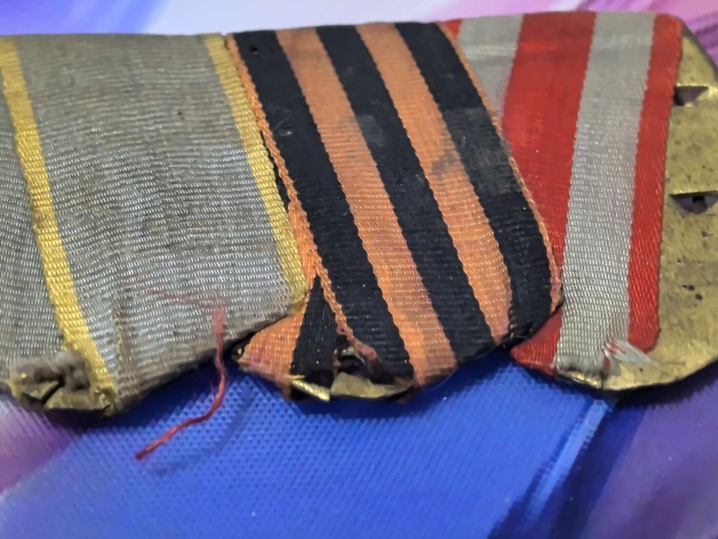 苏联勋章奖章拍卖 本次有亚捏，空军军服，国际运动员等好货 不要错过 3月20日晚上九点结束在麦稀奇 找不到的加我qq或者微信都是184277308备注苏章拍卖。 苏联二战铜挂板 三章 铜质 没有损坏能正常使用