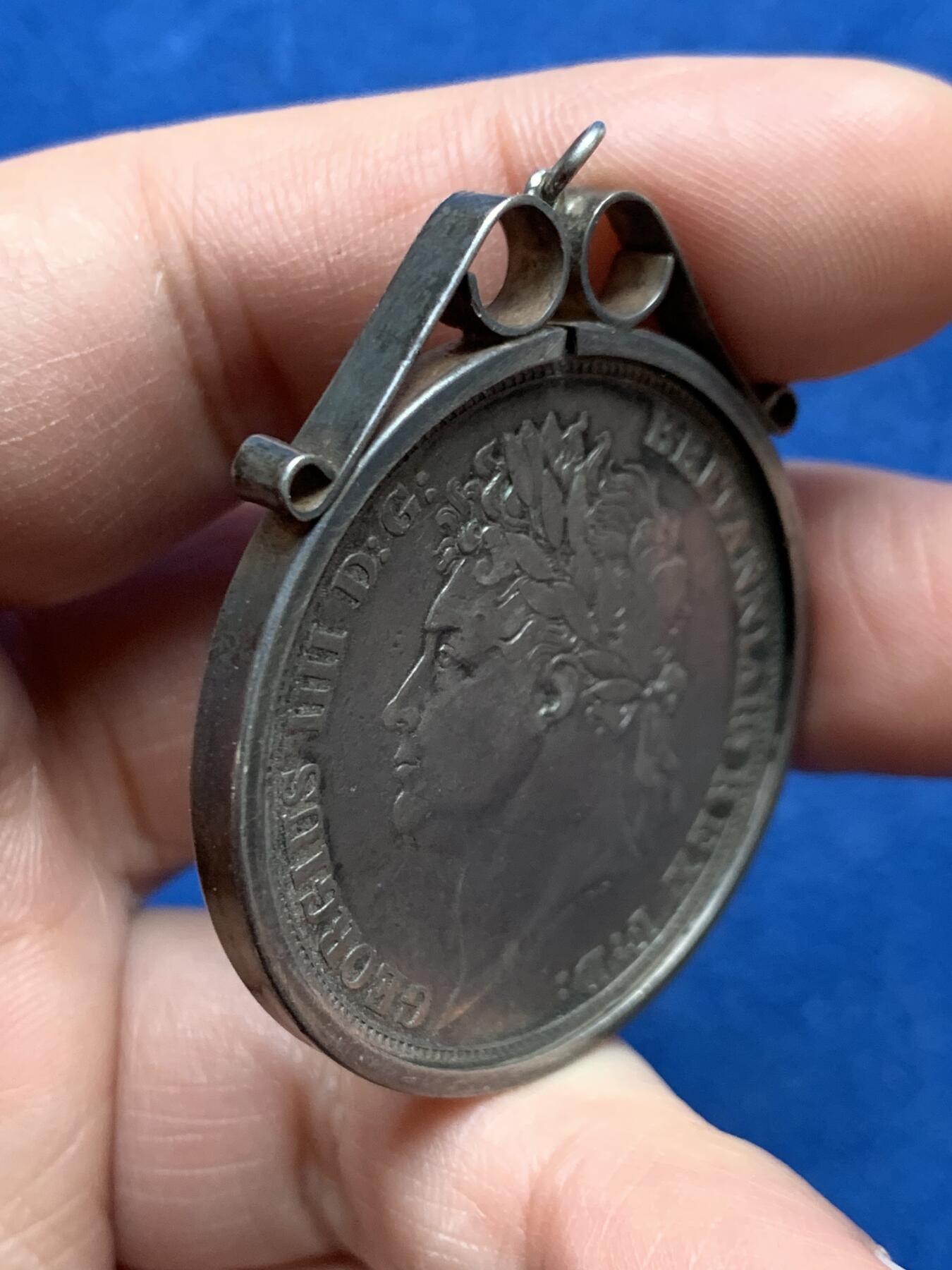 《竞宝斋》第474场 周日，周一 2场连拍 （全场包邮）欢迎送拍 1821年英国乔四马剑大克朗 改首饰一件，XF品枪灰色包浆，大热门品种，32.2克