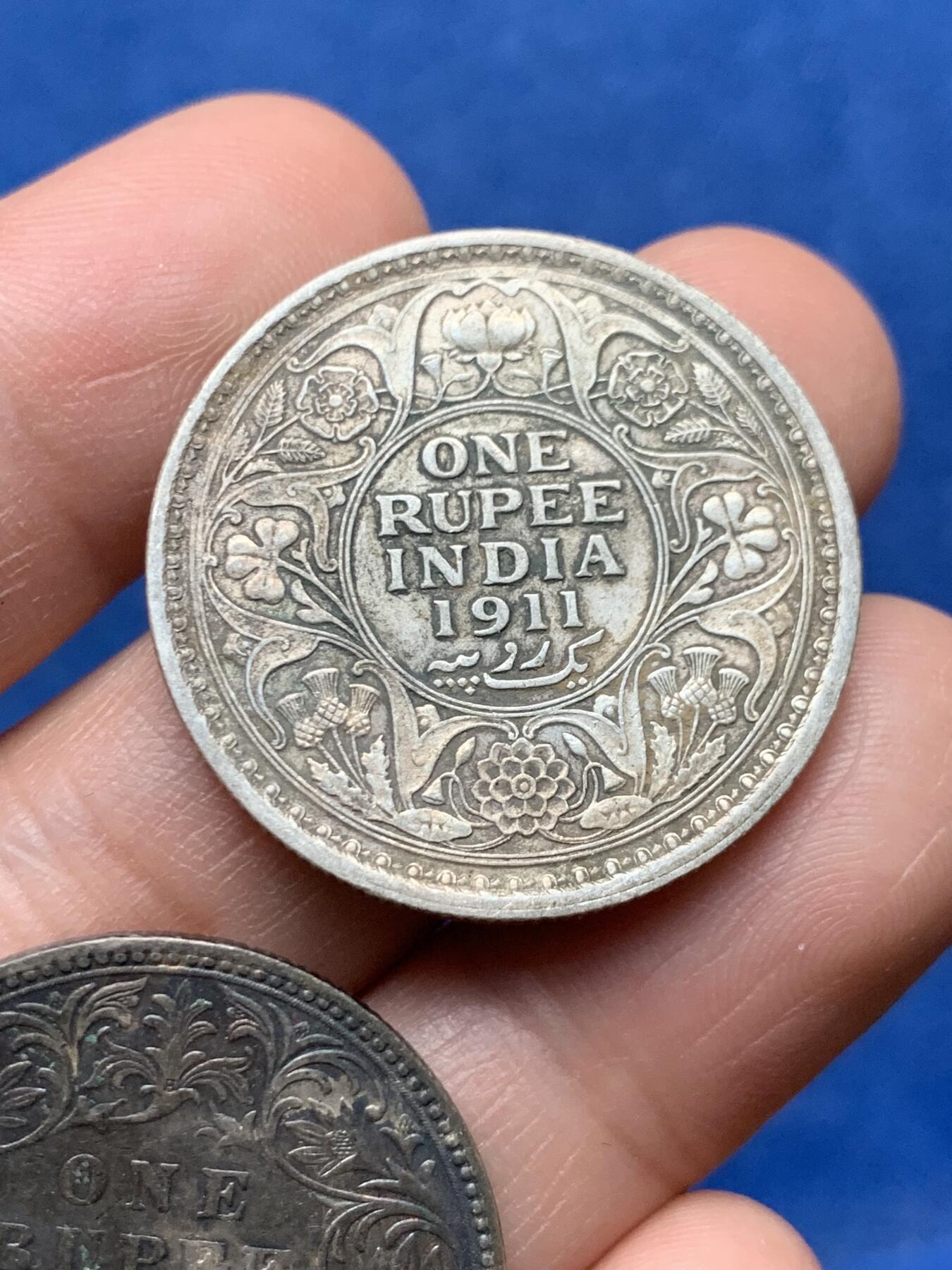 《竞宝斋》第474场 周日，周一 2场连拍 （全场包邮）欢迎送拍 两枚一组 英属印度1卢比银币 1911年乔治五世+1889年维多利亚 总重23.15克