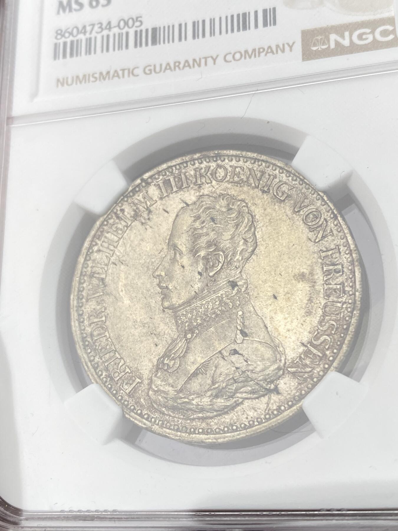 万国钱币拍卖第063期 NGC MS63 1820年德国普鲁士威廉三世鹰炮泰勒 普鲁士大名誉品种 原味欧陆淡金彩环绕无减重痕迹 全深打高点堪称完美 实在是不可多得的顶级收藏品质 NGC唯二冠军分