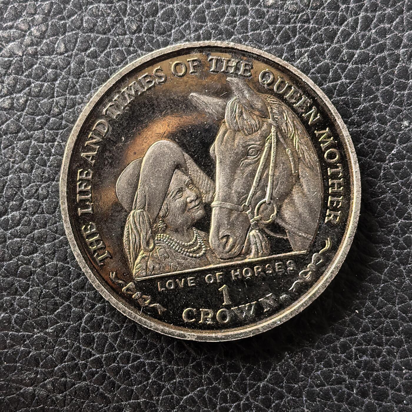 道一币馆币章第一百七十一场 马恩岛2002年伊丽莎白王太后逝世1克朗纪念币-王太后与爱驹 特殊黑珍珠镀层