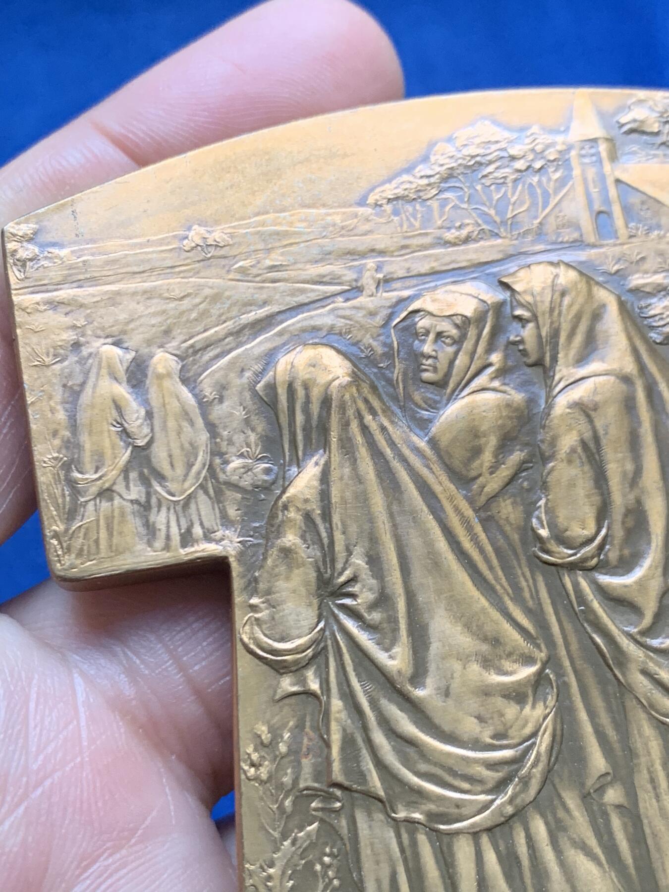 《竞宝斋》第474场 周日，周一 2场连拍 （全场包邮）欢迎送拍 法国著名雕塑家与奖章艺术家（乔治.亨利.普吕多姆）创作的异形大铜章，题名：《Veuves des Marine 海员的遗孀》又名《寡妇》，法国克利夫兰艺术博物馆有同款馆藏，有背景作品讲解。书刊记载。稀有品种，首见品。值得珍藏。直径：75.8mm*68.8mm，重：201.9克，1980丰饶角铜标。表面有上漆工艺