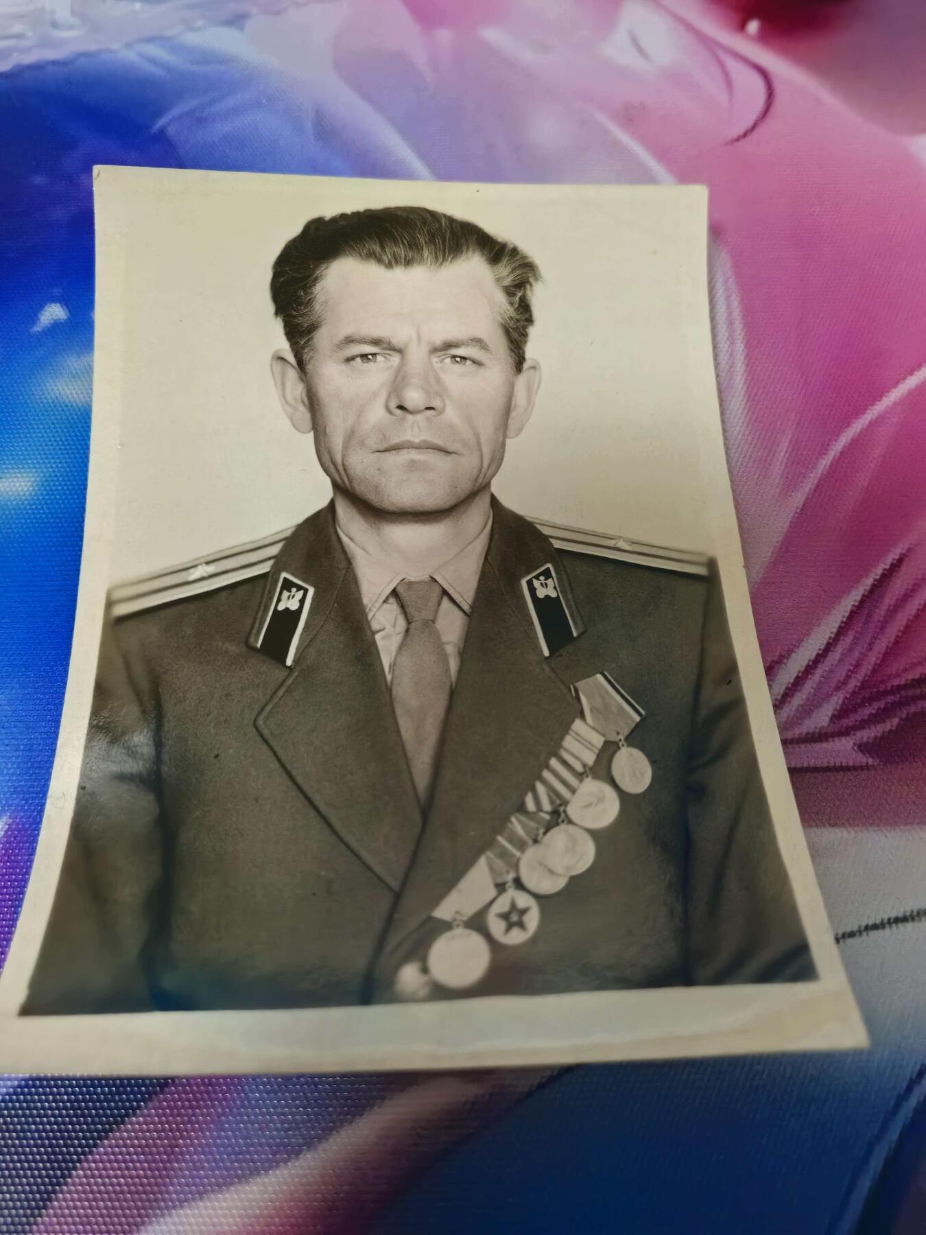 苏联勋章奖章拍卖 本次有亚捏，空军军服，国际运动员等好货 不要错过 3月20日晚上九点结束在麦稀奇 找不到的加我qq或者微信都是184277308备注苏章拍卖。 苏联档案大照片 8*10 背面有名字，部队印章等很多信息 少校兵种很有意思