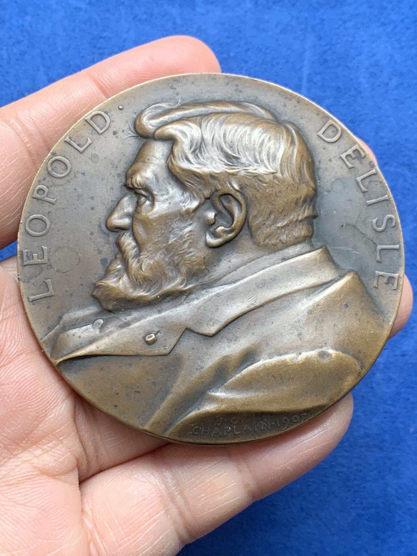 《竞宝斋》第474场 周日，周一 2场连拍 （全场包邮）欢迎送拍 名家J.C. 沙普兰 1907年作莱奥波德·德利勒青铜奖章  奥波德·维克托·德利勒是整个19世纪下半叶中世纪研究领域的领军学者之一。154.5克 68mm 丰饶角铜标