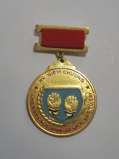 韵星假日军品类拍卖第48期 -- Rimey Holidays Militaria Auction 48 - 越南社会主义共和国为帝国主义抗争政治犯奖章 颁发给被法国美国囚禁的人士