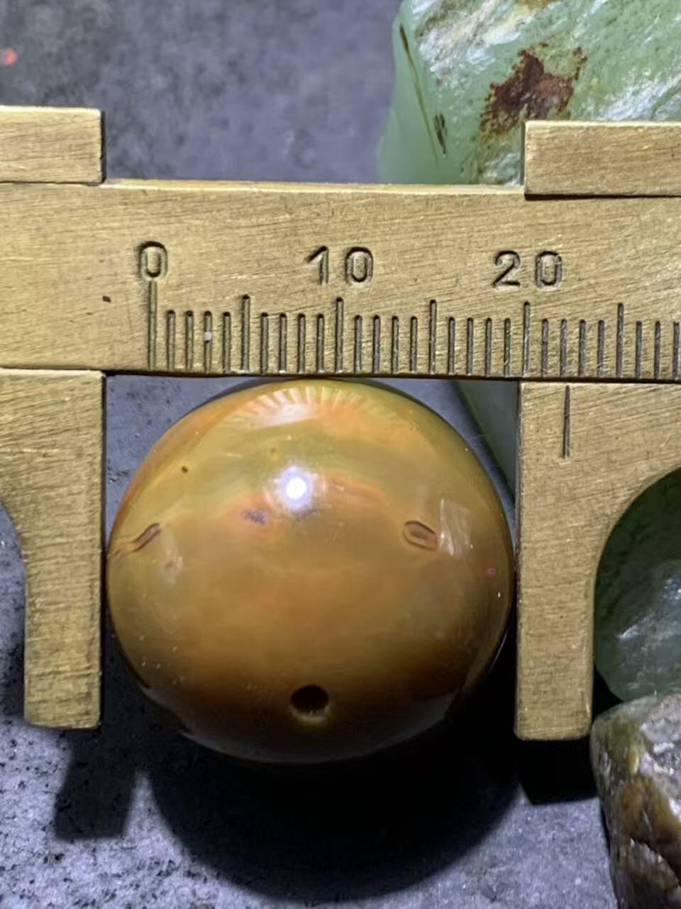 精美鱼籽纹战国红玛瑙圆珠一颗！