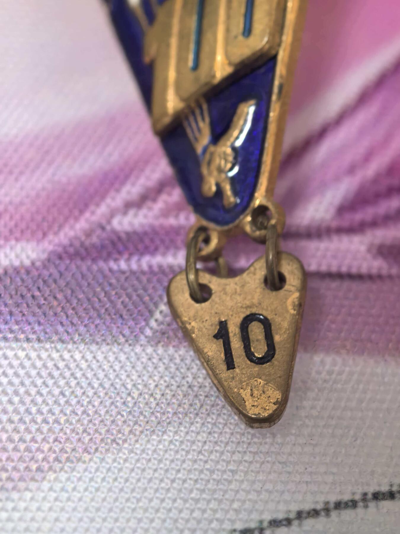 苏联勋章奖章拍卖 本次有亚捏，空军军服，国际运动员等好货 不要错过 3月20日晚上九点结束在麦稀奇 找不到的加我qq或者微信都是184277308备注苏章拍卖。 苏联跳伞教官章100+吊牌10/25次 是苏联伞降精英部队的象征