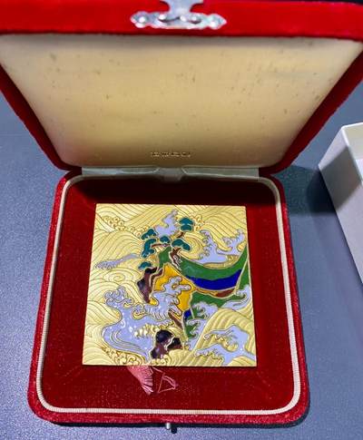 日日生财—方圆世界（全场包邮） - 日本造币局 《松岛图》七宝烧大铜章牌 原装 徽章纪念章 赏牌古典艺术 浇铸 金工铜器 回流 七宝烧 珐琅彩 文玩文房 茶道 古镜文镇铜章尺寸：纵65mm横65mm厚6mm； 铜章重量：216克；