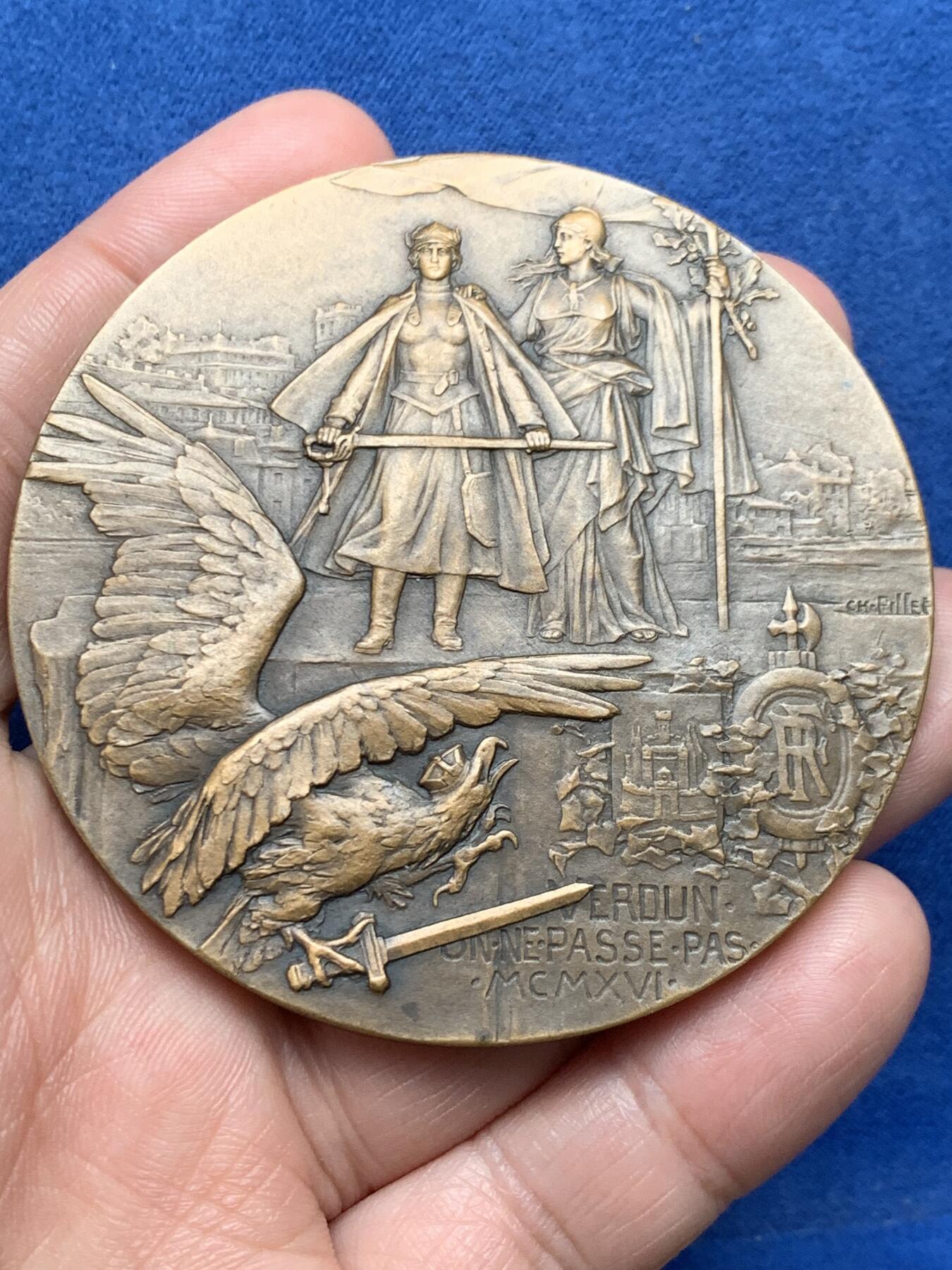 《竞宝斋》第474场 周日，周一 2场连拍 （全场包邮）欢迎送拍 1916年名家CH.Pillet作法国凡尔登战役纪念大铜章 138克 67.4mm 丰饶角铜标