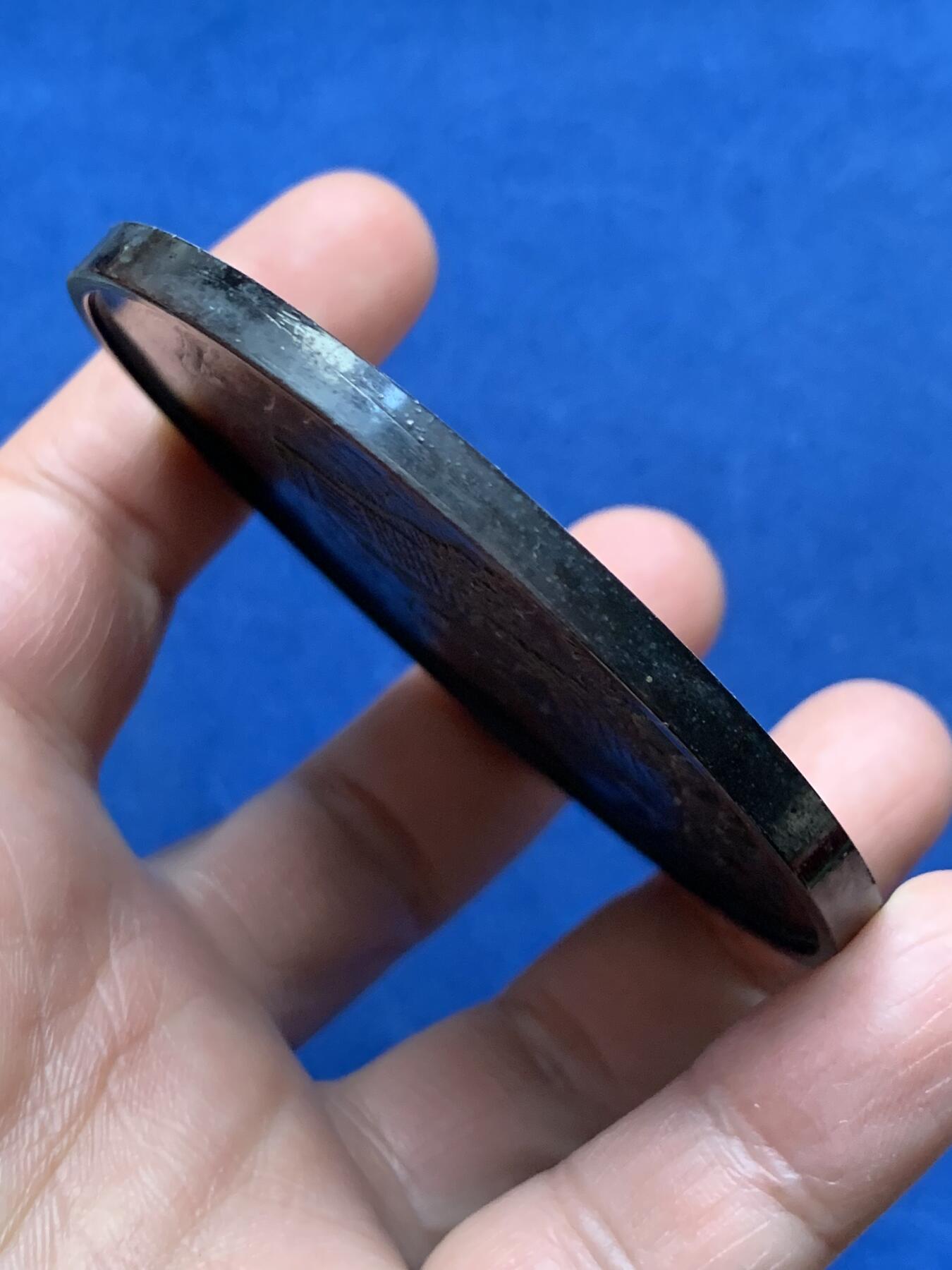 《竞宝斋》第474场 周日，周一 2场连拍 （全场包邮）欢迎送拍 万里长城留念纪念章石牌摆件，尺寸152mm*110mm，单面章，直径73mm，工美大师郭效儒设计，章表面有签名，感觉为80年代作品，年代久远胶干涸脱落，自行黏合即可，少见，有原盒。