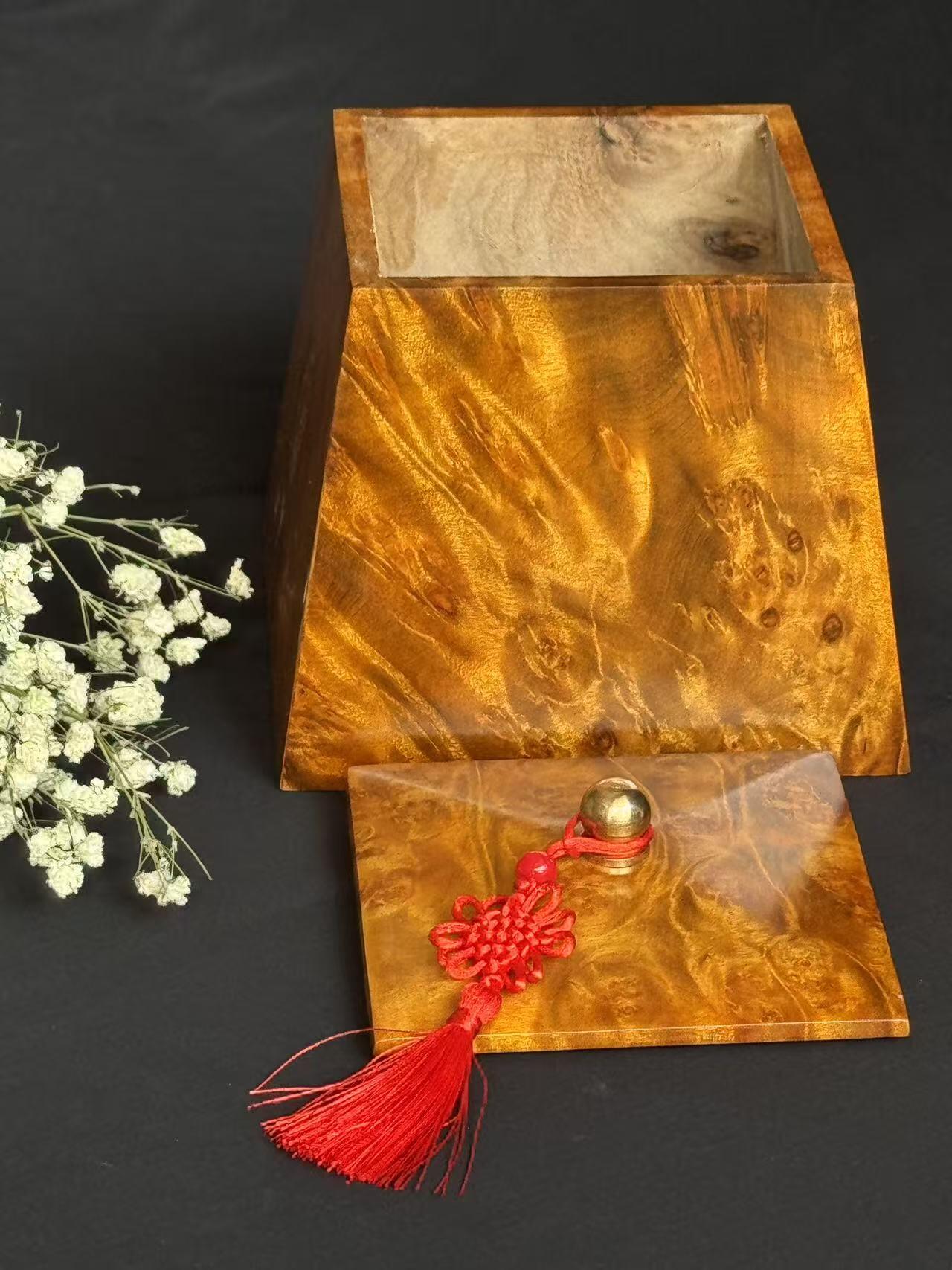 零元拍：缅甸国木黄金樟瘿子木木斗（日进斗米），做工精美。爆满花满瘤花，金光闪闪，，美轮美奂。尺寸：9.7/12.9/12CM