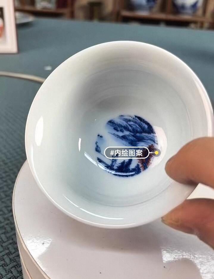 富春山居图高脚主人杯，景德镇陶瓷，青花釉下彩绘， 容量约100毫升，高度约6厘米，口径约8.8厘米。